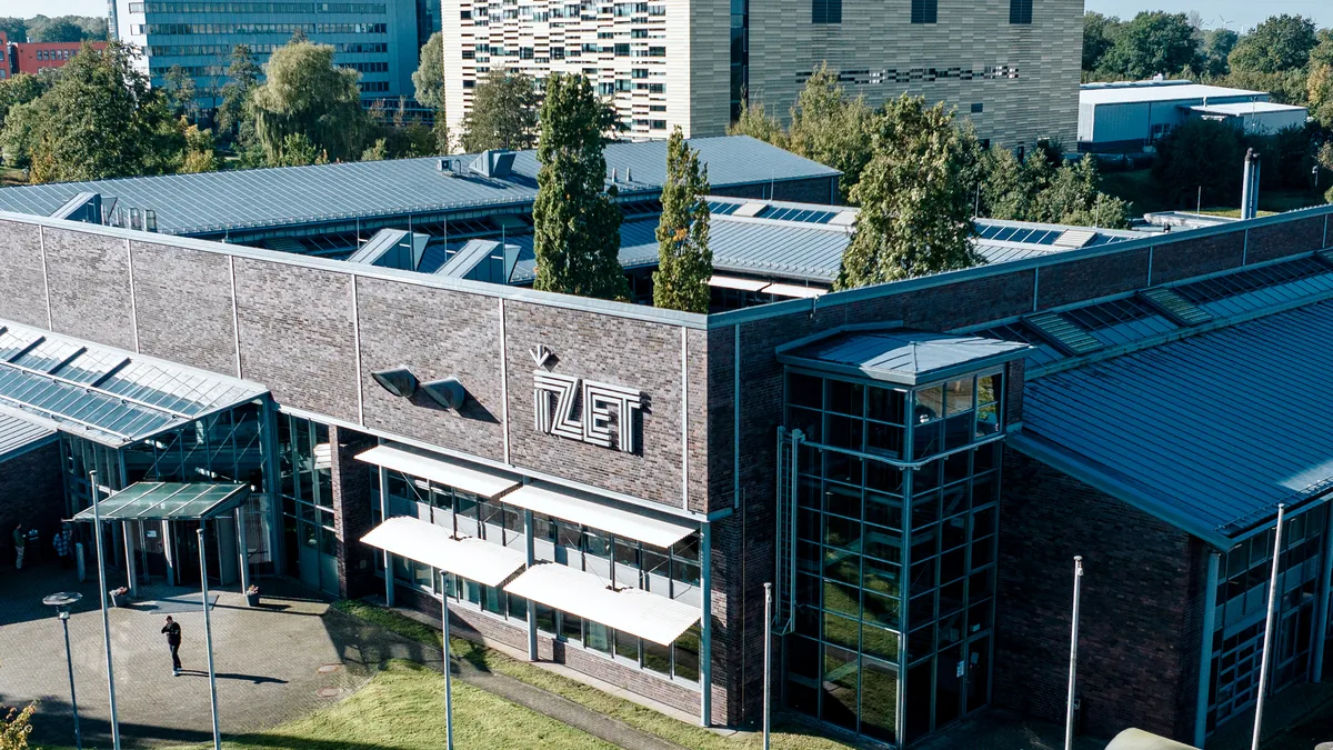 Das IZET in Itzehoe, ein Klinkerbau mit verglasten Dächern